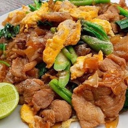 เส้นใหญ่ผัดซีอิ๊วเนื้อ