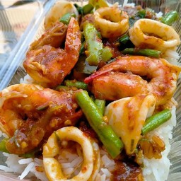 ข้าวพริกแกงกุ้งหมึก