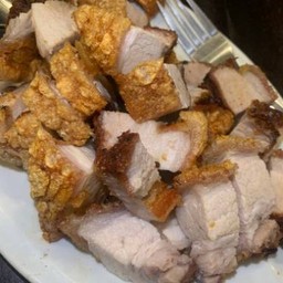 หมูกรอบ(1ขีด)พร้อมน้ำจิ้มซีฟู้ด