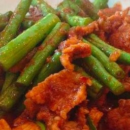 ผัดพริกแกงหมูราดข้าว