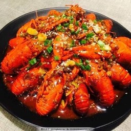 กุ้งมังกรผัดกระเทียม 蒜香小龙虾