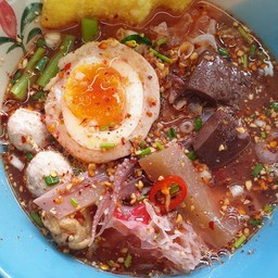 หญิงเล็ก  ก๋วยเตี๊ยวลูกชิ้นหมู ปั้นสด