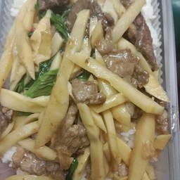 ผัดเนื้อใส่ใบโหระพา