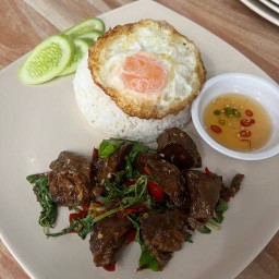 ก๋วยเตี๋ยวเนื้อหมูเลียงยายตะหลิว