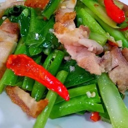 คะน้าหมูกรอบ