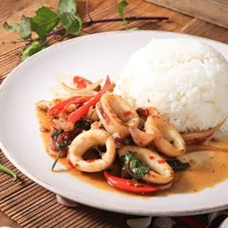 กระเพราปลาหมึก ราดข้าว