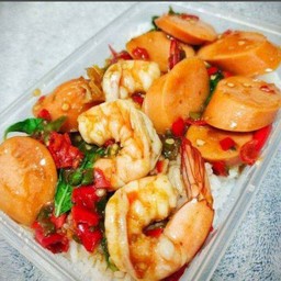 ข้าวกระเพรากุ้งไส้กรอก