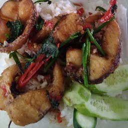 Stir-Fried Snakehead Fish With Palm Leaf On Rice