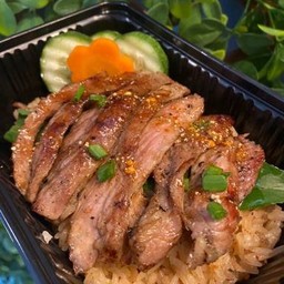 ข้าวผัดจิ้มแจ่วสันคอหมูย่าง + ชาดำเย็น