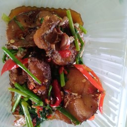 Stir-fried Snakehead Fish with Oregano Leaves