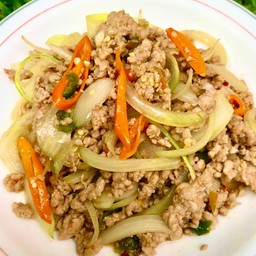 หมูสับ ผัดพริก หอมใหญ่ (หมู 150 g) กับข้าว