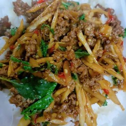 กะเพราเนื้อสับหน่อไม้ราดข้าว
