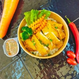 ข้าวไก่ทอดกรอบน้ำจิ้มแจ๋ว