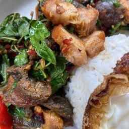 กะเพราแท้หมูกรอบไข่เยี่ยวม้า