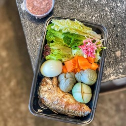 ชุดผักน้ำพริกกะปิปลาทูทอดและไข่ต้ม(กับข้าว)