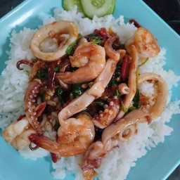 กะเพรากุ้งหมึก