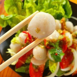 ยำลูกชิ้นปลา
