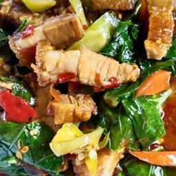 ข้าวมันคะน้าหมูกรอบ