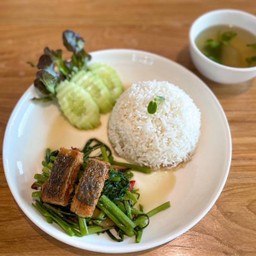 ข้าวราดผักบุ้งปลาเค็ม