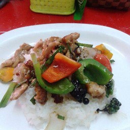 ข้าวหมูผัดพริกไทยดำ