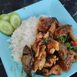 กะเพราหมูชิ้นไข่เยี่ยวม้า