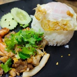 ข้าวทอดกระเทียมรวม