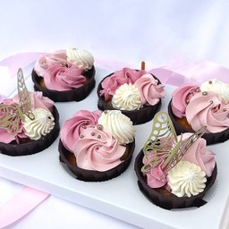 เซ็ตคัพเค้กชมพูพาสเทล เนื้อเค้กชอกโกแล็ตนุ่มๆ แต่งด้วยครีมสีชมพู อร่อยหอมเนียน