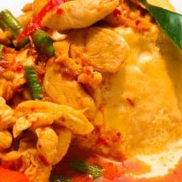 ข้าวพริกแกงไก่ไข่ข้น