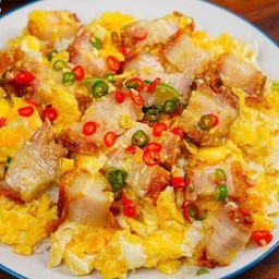 ข้าวไข่ขยี้หมูกรอบ