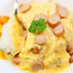 ข้าวราดไข่ข้นไส้กรอก