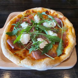 โพรซู๊ตโต้ผักร๊อกเก็ต พิซซ่า