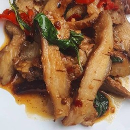 ข้าวมันกะเพราคอหมูย่าง