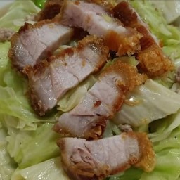 ผัดกะหล่ำปลีหมูกรอบราดข้าว
