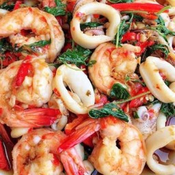ข้าวมันกะเพราทะเล กุ้งหมึก