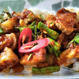ข้าวพริกแกงหมูกรอบ