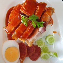 ข้าวหมูกรอบ ใส่หมูกรอบ ไข่ และกุนเชียง