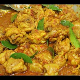 ไก่บ้านคั่วพริกแกงใต้ใส่ข่าอ่อน