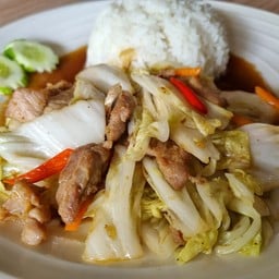 ผัดผักกาดขาวใส่หมูหมักราดข้าว