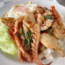 ข้าวกะเพราปลาหมึก