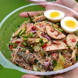 ยำหนมจีนปลาทู+หมูยอ+ไข่ต้ม
