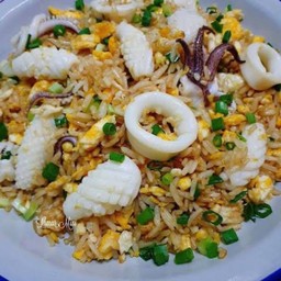 ข้าวผัดปลาหมึก