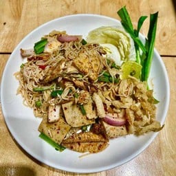 ยำขนมจีนปลาทูหมูยอโรยกากหมูกรุบกรอบ