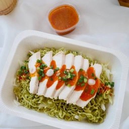 บะหมี่ผักอกไก่ซอสสุกี้