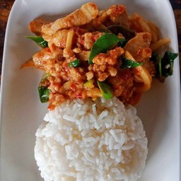 ผัดพริกแกงหมูหน่อไม้ ราดข้าว