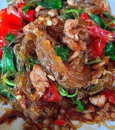 กระเพราหมูสับใส่วุ้นเส้น