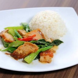 ข้าวราดคะน้าหมูกรอบ