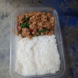 กะเพราหมูสับราดข้าว