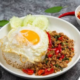 กระเพราหมูไข่ดาวราดข้าว