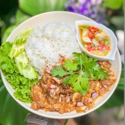 ข้าวไก่กระเทียมคั่วไข่