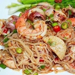 ยำหนมจีนกุ้งหมึกหมูยอ